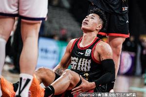 记者：贺希宁患重度病毒性感冒 带病出战了两场比赛后病情加重了