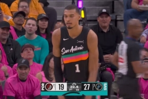 颜射克林根！文班亚马继续外线开炮 加长三分洞穿篮心