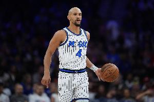 赚到！双方拼抢出界给魔术球 活塞挑战成功改萨格斯犯规&6犯离场