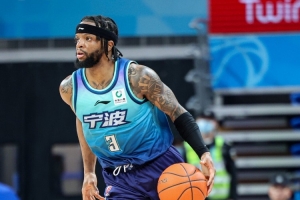 接近三双！宁波外援辛普森半场7中3拿到10分8板7助1断 正负值+17