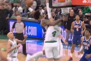 对飙扣篮！乌布雷单臂隔扣武切维奇 塔图姆变向切入双手暴力灌篮