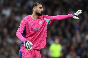 如释重负！多纳鲁马赛后冲入看台，和曼城球迷疯狂庆祝