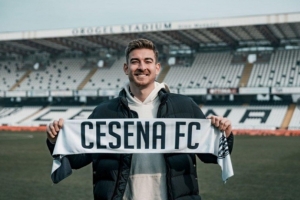 切塞纳门将小克林斯曼在比赛中受伤颈椎骨折，他是克林斯曼的儿子