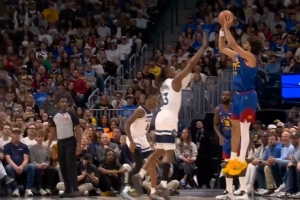 突然就是17-0！贾马尔·穆雷坚决三分命中 道苏姆扑防不及送加罚