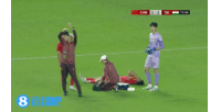 国少后卫柏骅峻受伤倒地后掩面哭泣，经队医检查后被担架抬出场